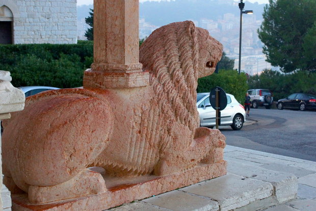 Лев, держащий колонну