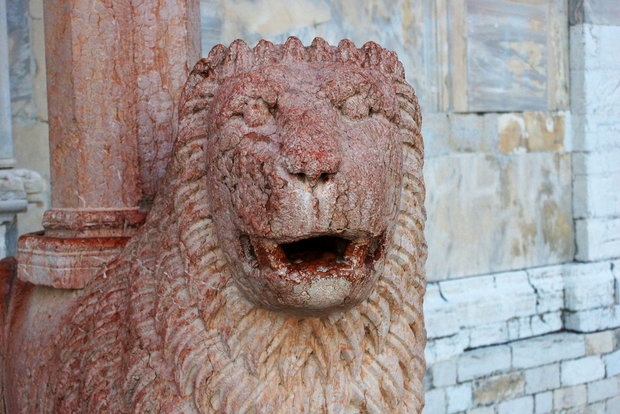 Очень древний лев