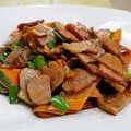 Китай, Чжанцзяцзе, копченое мясо с луком и морковью