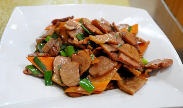Китай, Чжанцзяцзе, копченое мясо с луком и морковью