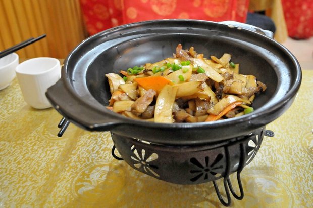 Китай, Чжанцзяцзе, обед, копченое мясо с грибами
