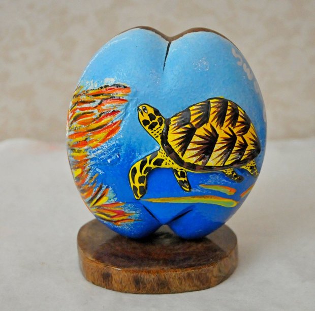 Сувенир в форме ореха Coco de Mer, дерево, Бо Валон, Маэ, Сейшельские острова