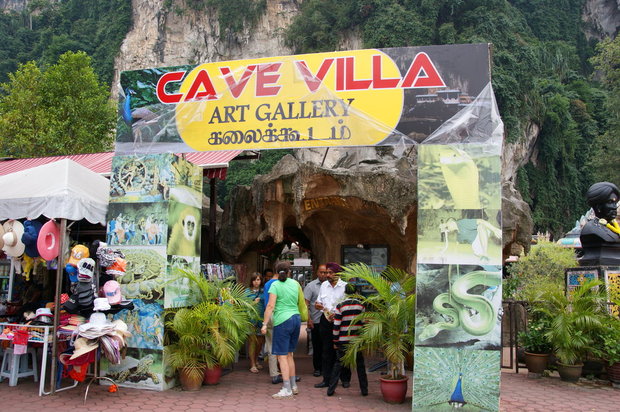 Территория храма Бату Кейвс (Batu Caves)