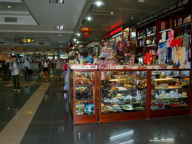 Сувениры в аэропорту Нойбай