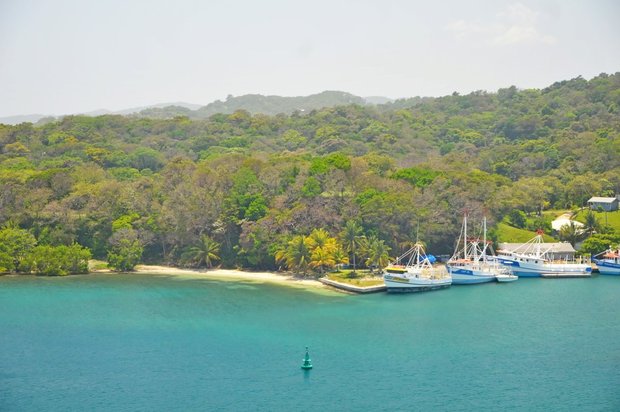 Вид на остров Роатан, Гондурас, с круизного лайнера