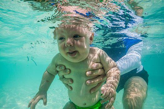 Ребенок под водой