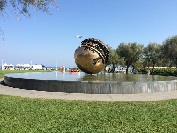 Бронзовая скульптура на набережной Пезаро. Большая сфера Арнальдо Помодоро