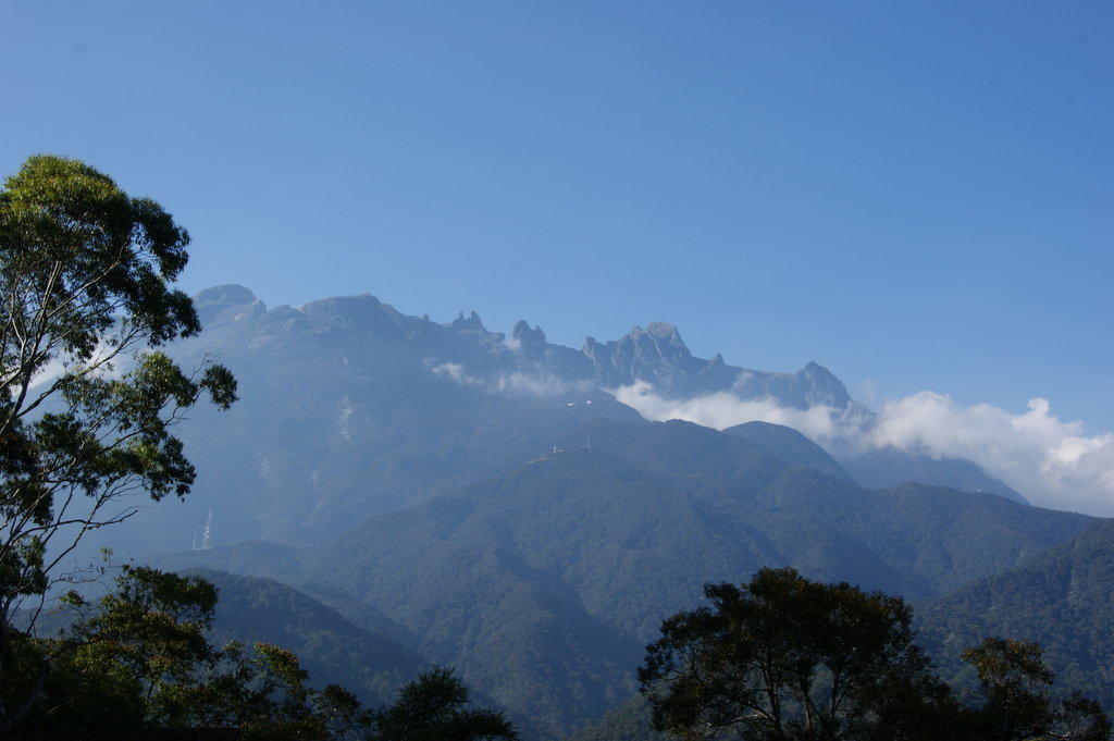 Кинабалу малайзия. Гора Кинабалу Борнео. Национальный парк Кинабалу (Малайзия). Туманные леса Кинабалу (Калимантан). Гора Кинабалу Малайзия фото.
