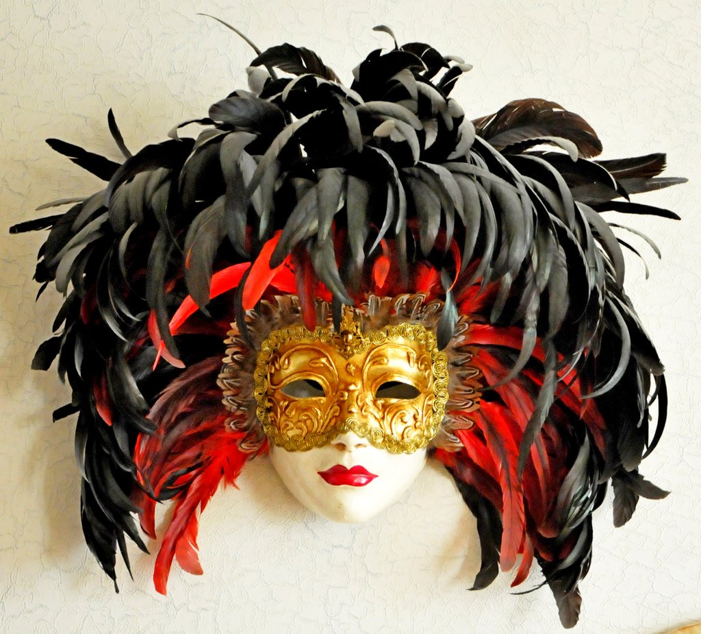 Венецианские маски в интерьере. Венецианская маска сувенир. Маникюр с венецианскими масками. Шампанское венецианская маска
