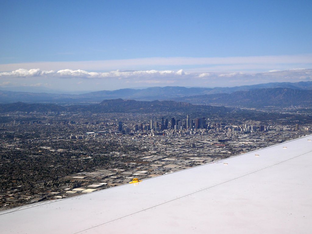 Ковид в америке. Калифорния вид с самолета. Монтеррей США вид из окна. Гриндейл район Лос Анжелес. Лос Анжелес Терраза др 4100.